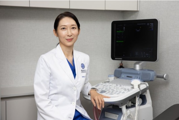 초음파 장비 옆에서 환자를 맞이하는 연세아폴로여성의원 이백 대표원장